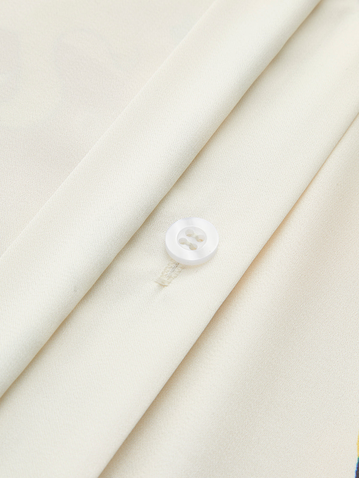 Anouk multicolor printed satin set, close-up of the shirt button