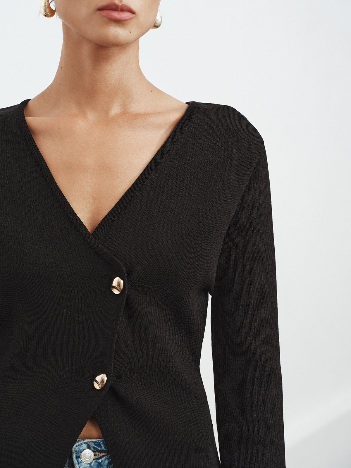 Bertille black cardigan, close-up of the two gold-tone buttons