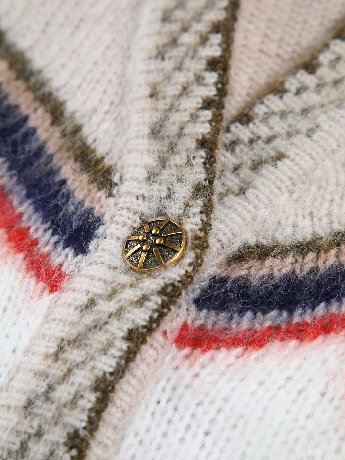 Gersende cardigan, close-up of the engraved metal button