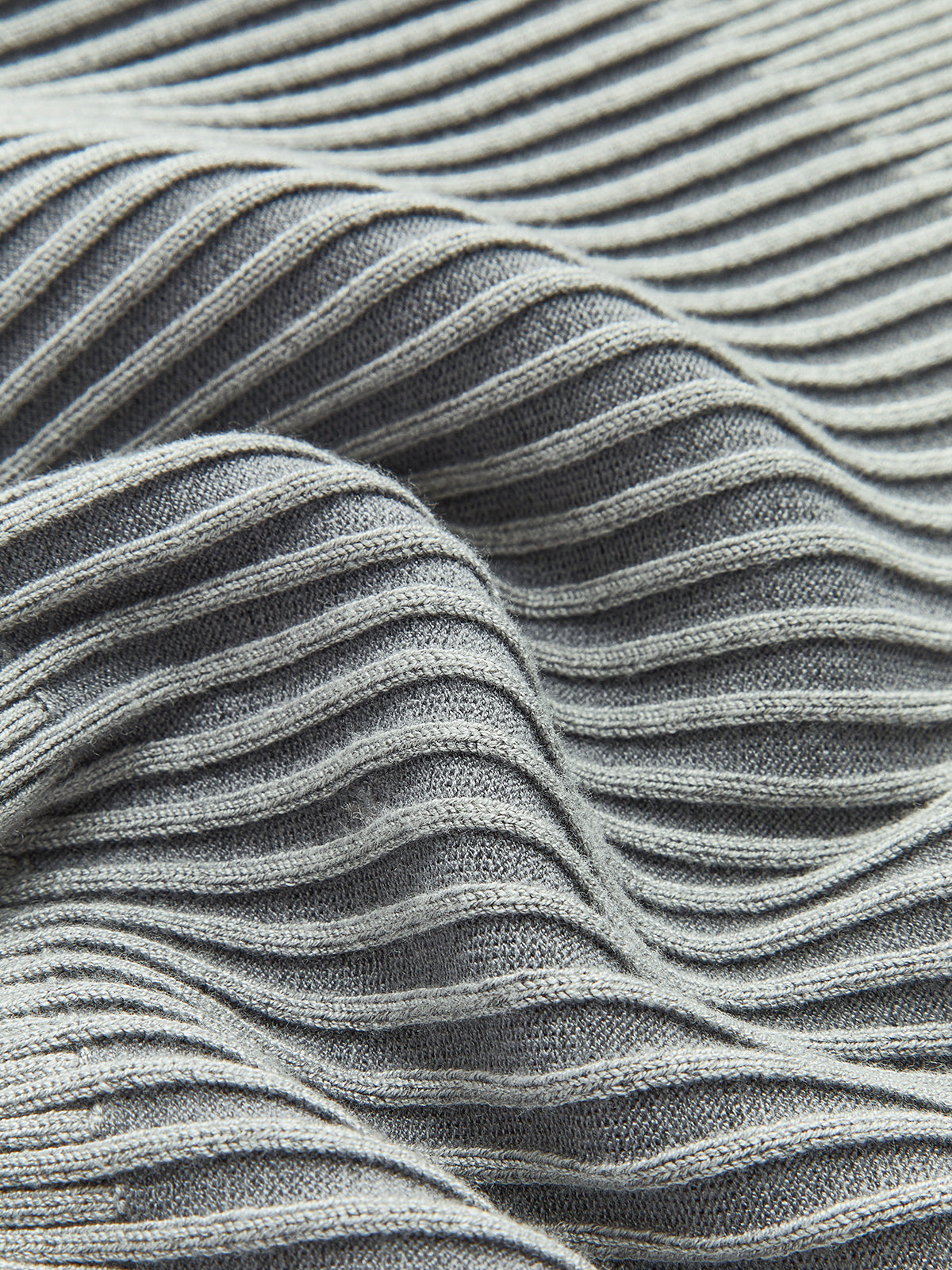 Ghislaine gray ribbed sweater, close-up of the raised rib cords