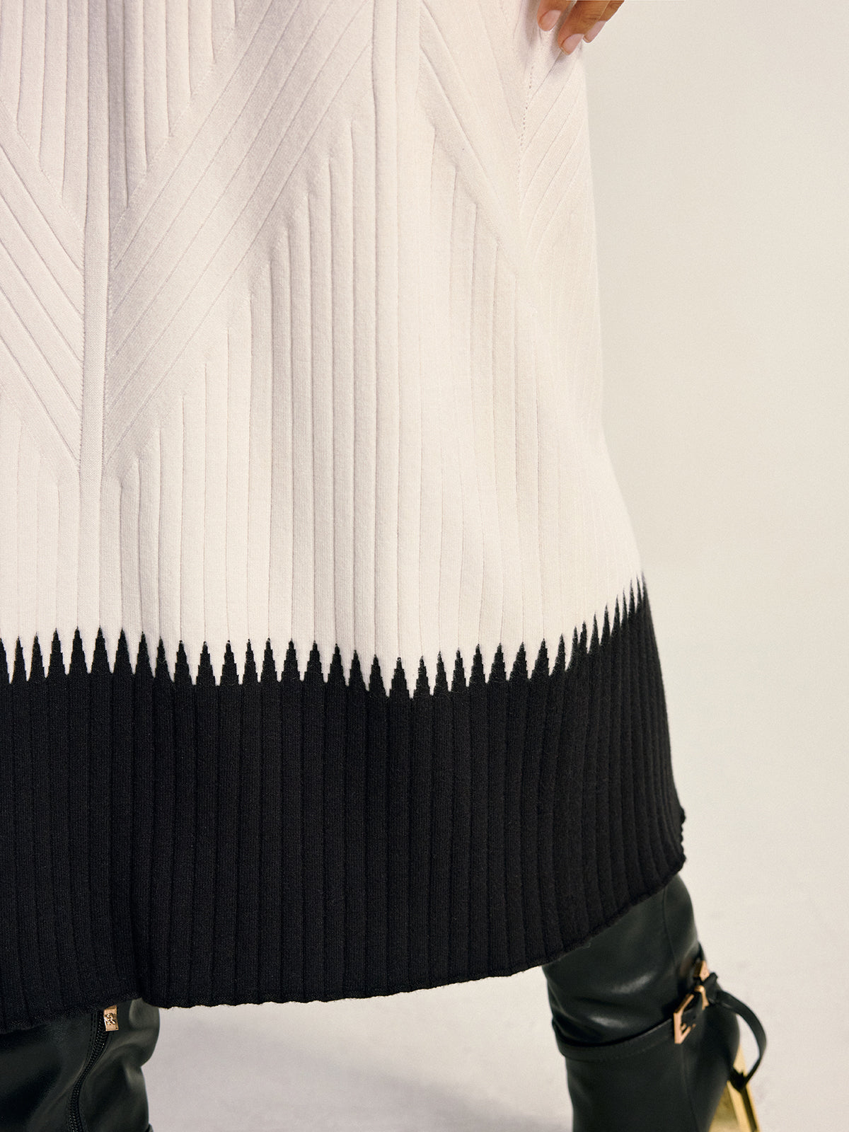 Gwenaelle white and black midi skirt, close-up of the zigzag hem band