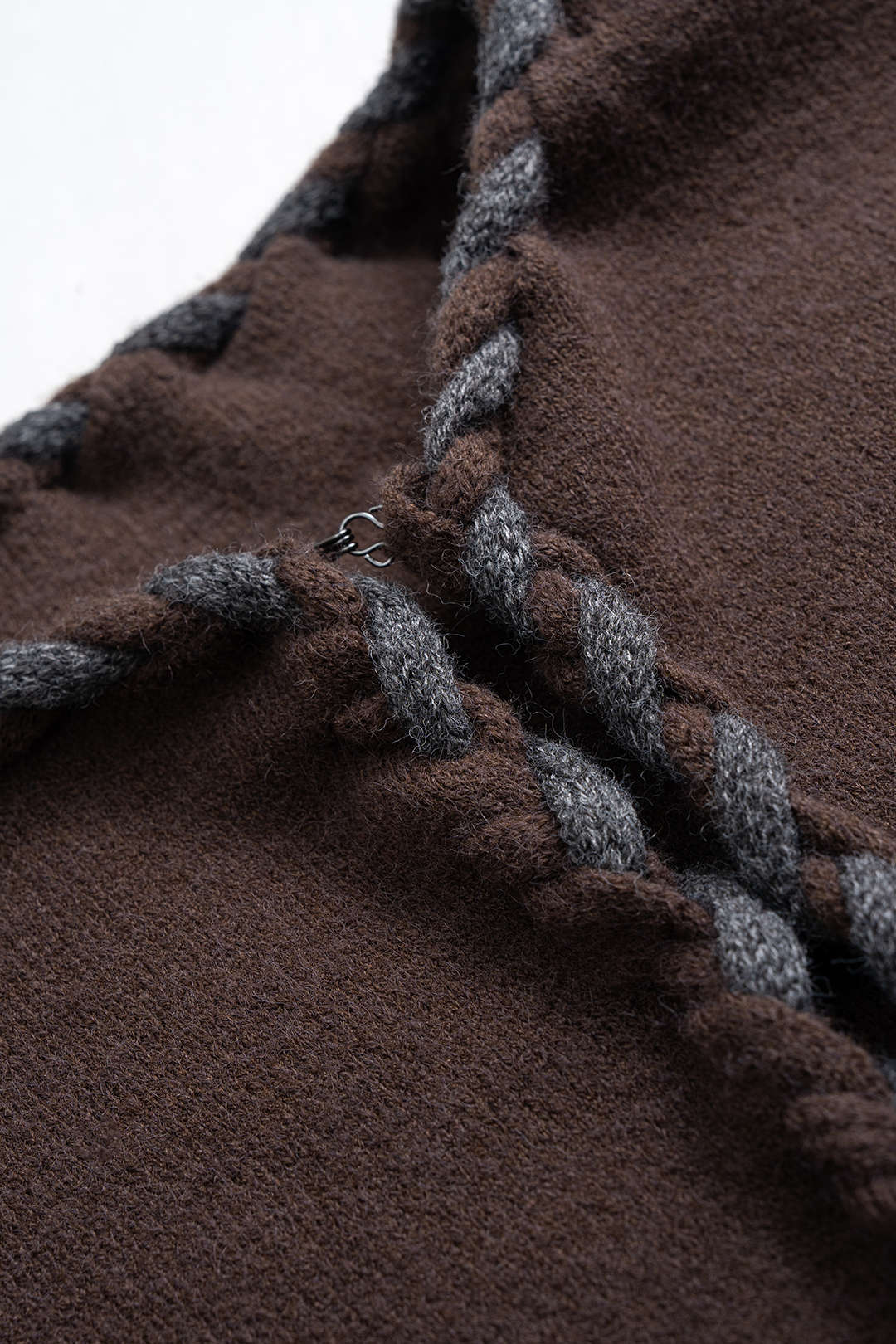 Virginie brown cardigan, close-up of the two-tone braid and hook-and-eye
