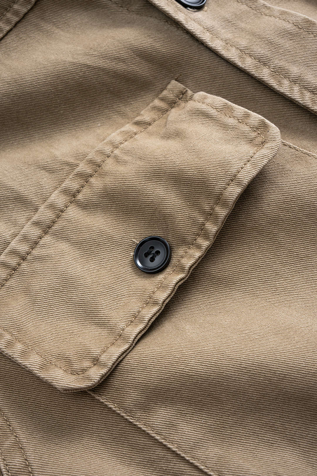 Clotilde khaki shirt dress, close-up of the buttoned turn-back cuff