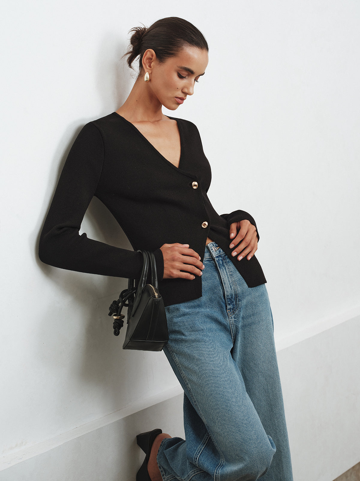 Bertille black cardigan, close-up of the extra-long sleeve over the hand