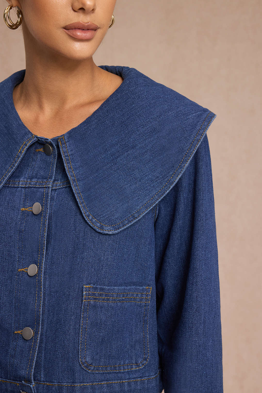 Diane blue denim jacket, close-up of the oversized collar and front pocket