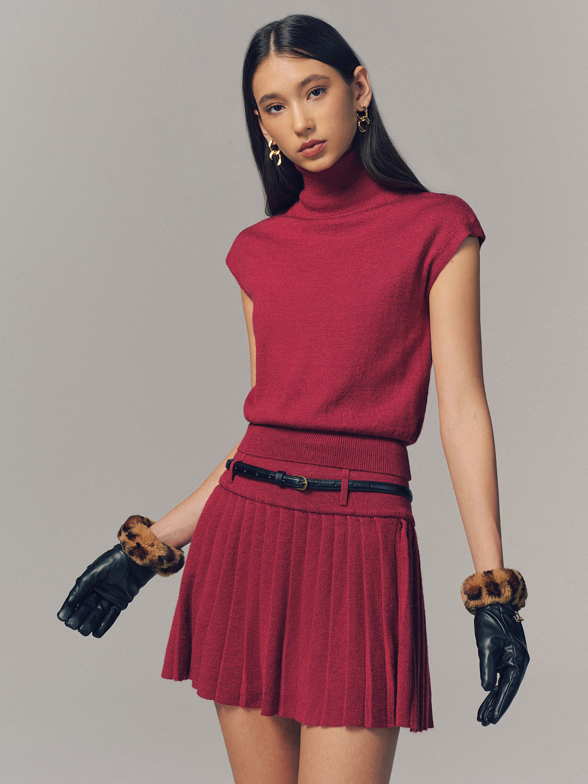 Edwige red knit two-piece set, three-quarter front view