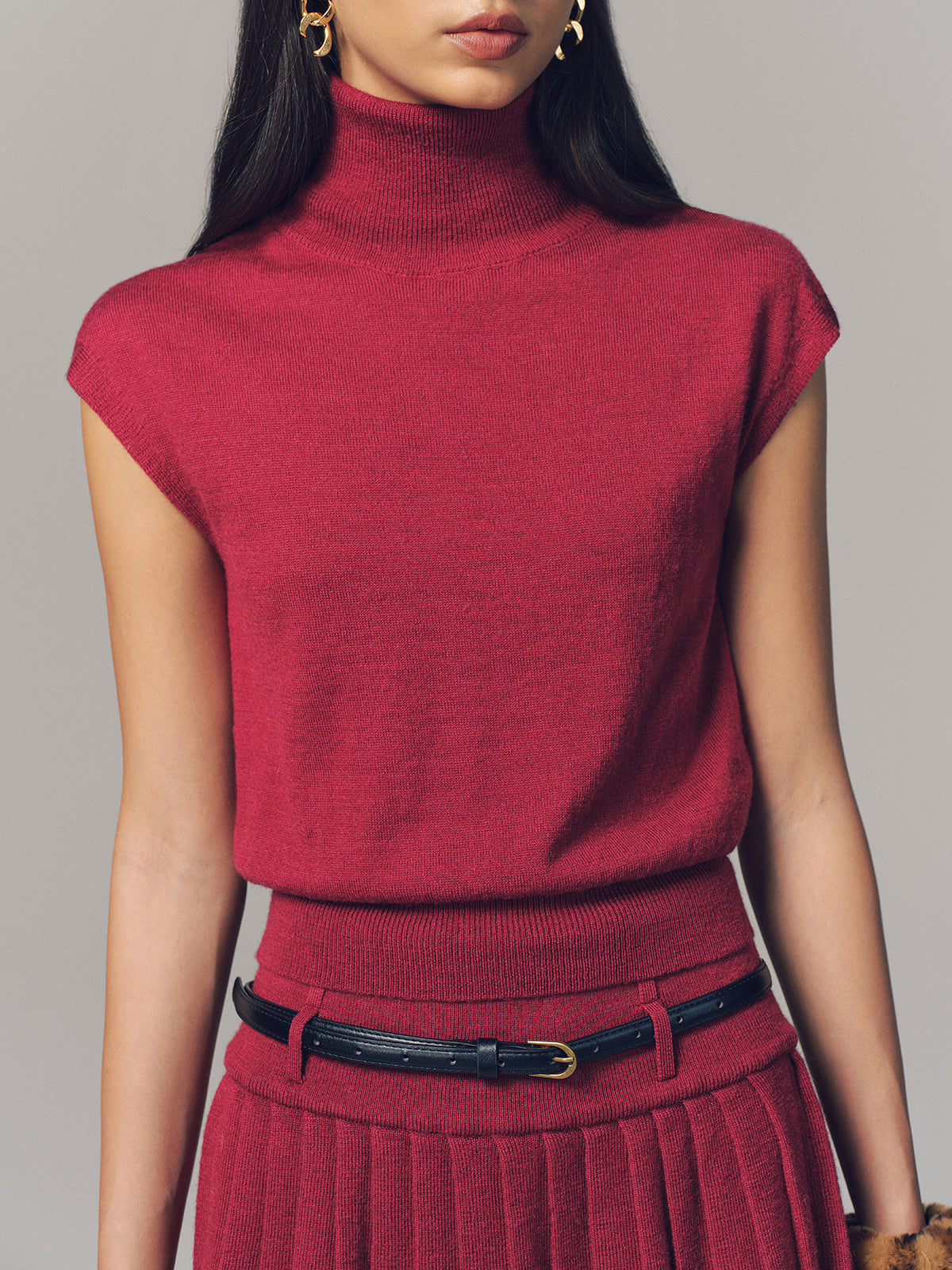 Edwige red knit top, close-up of the funnel neck and cap sleeve
