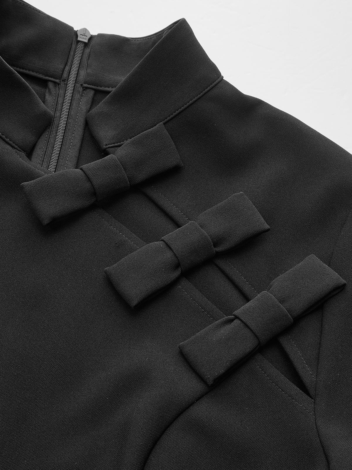 Elodie bow dress, close-up of the stand collar and shoulder bows