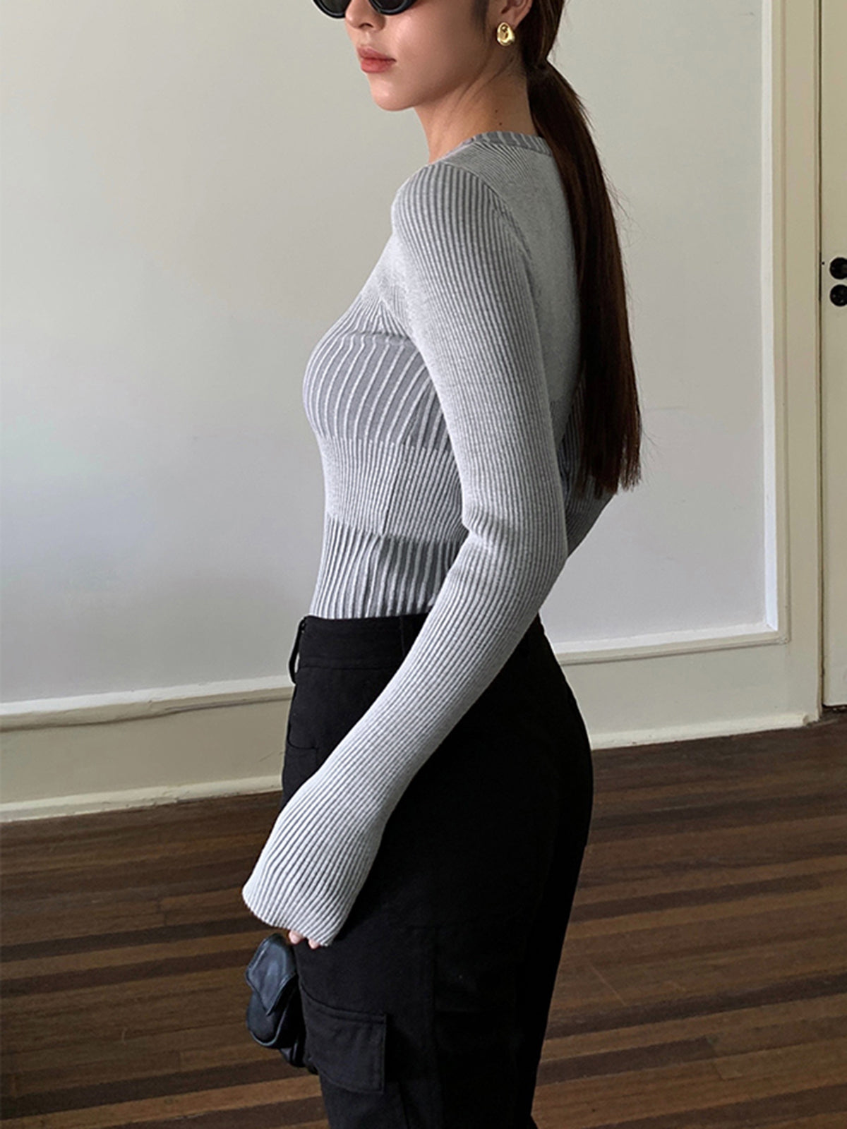 Ghislaine gray ribbed crew neck sweater, close-up of the neckline and waist shaping