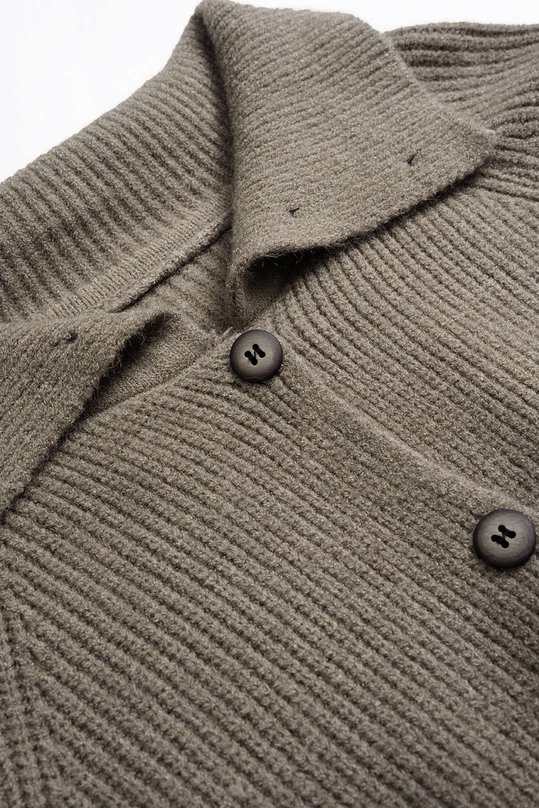 Iris taupe cardigan, close-up of the point collar and buttons