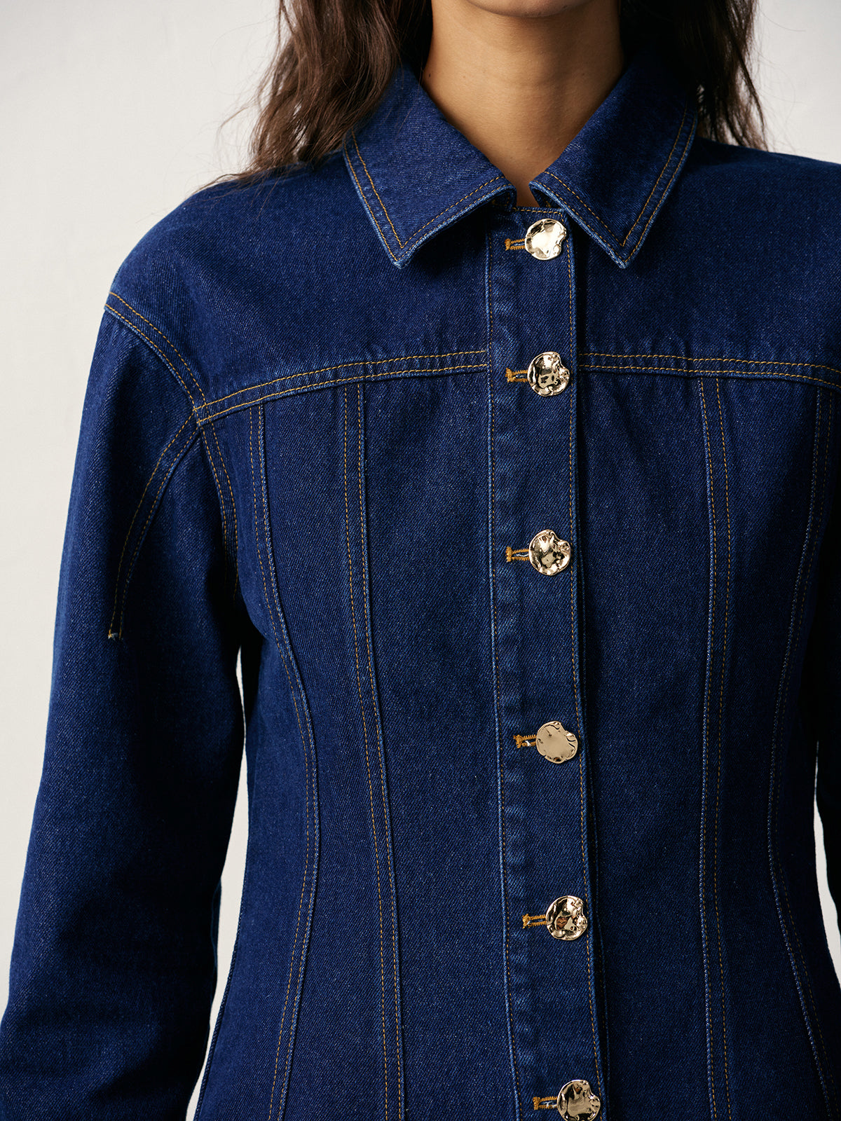 Iseult indigo denim jacket, close-up of the collar and contrast topstitching