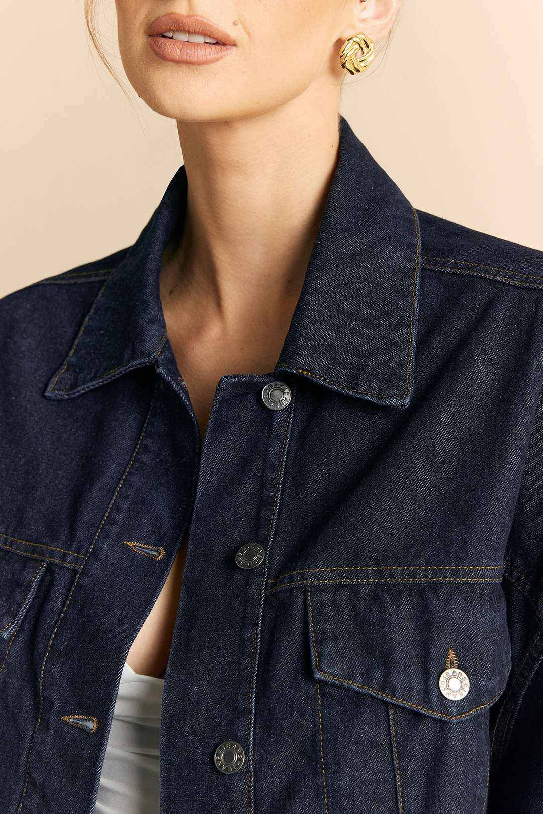 Jeanne blue denim jacket, close-up of the collar and button front