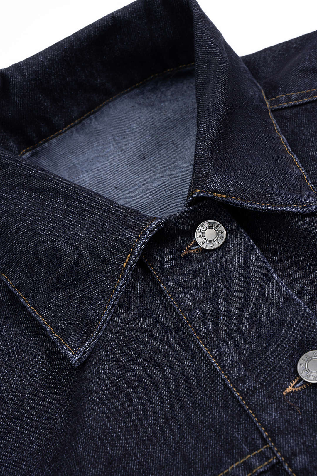 Jeanne blue denim jacket, close-up of the collar and placket