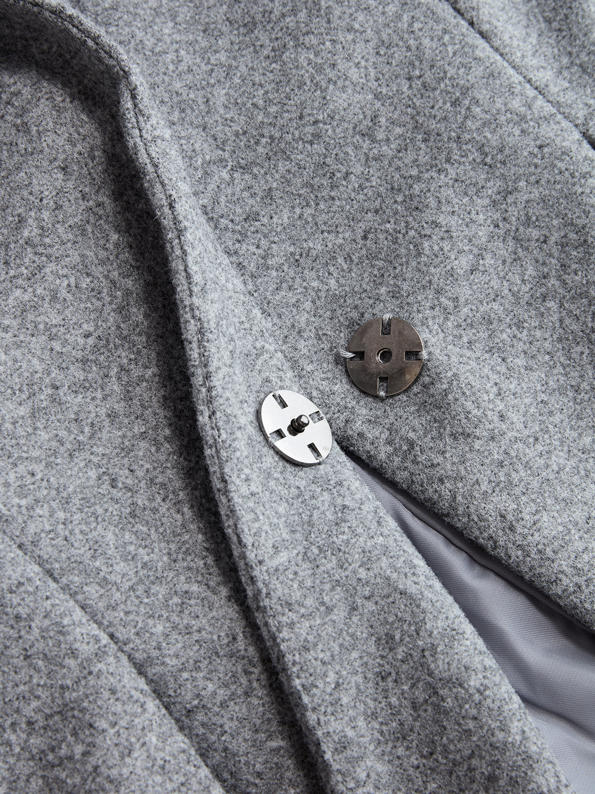 Justine gray blazer set, close-up of the concealed snap fastening and satin lining