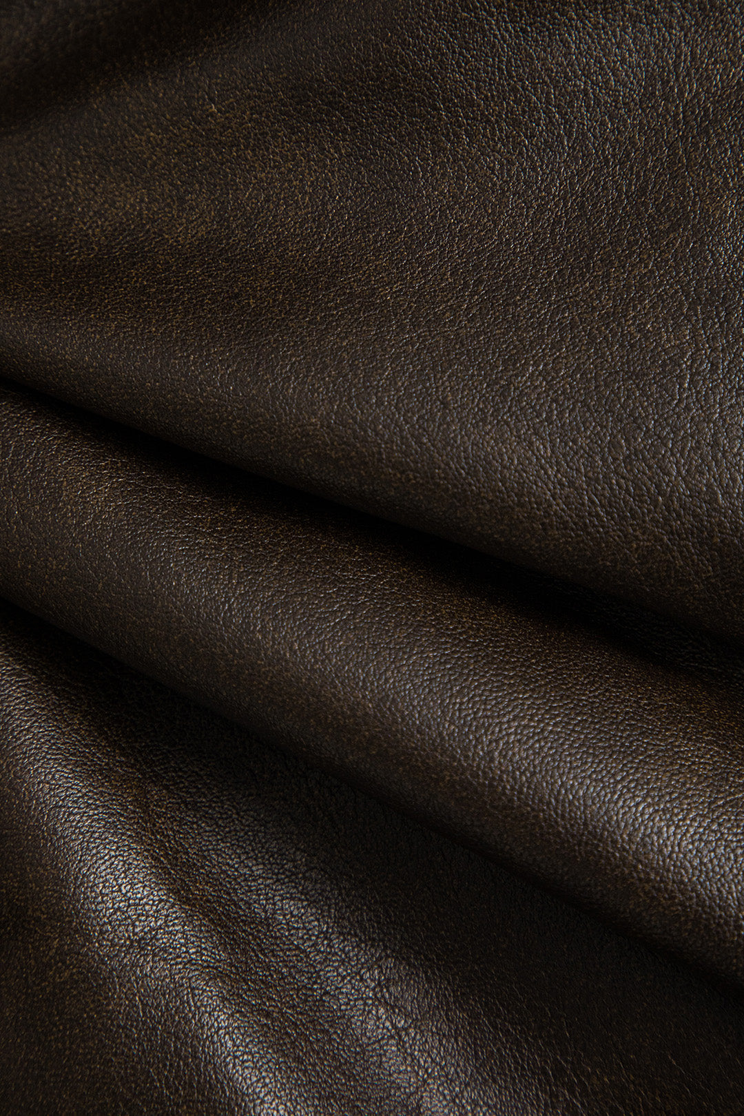 Lea Chocolate jacket, close-up of the fine-grained leather-look surface