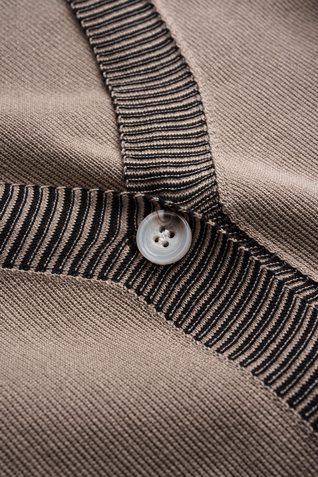 Leocadie taupe cardigan, close-up of the neck button and contrast stitch