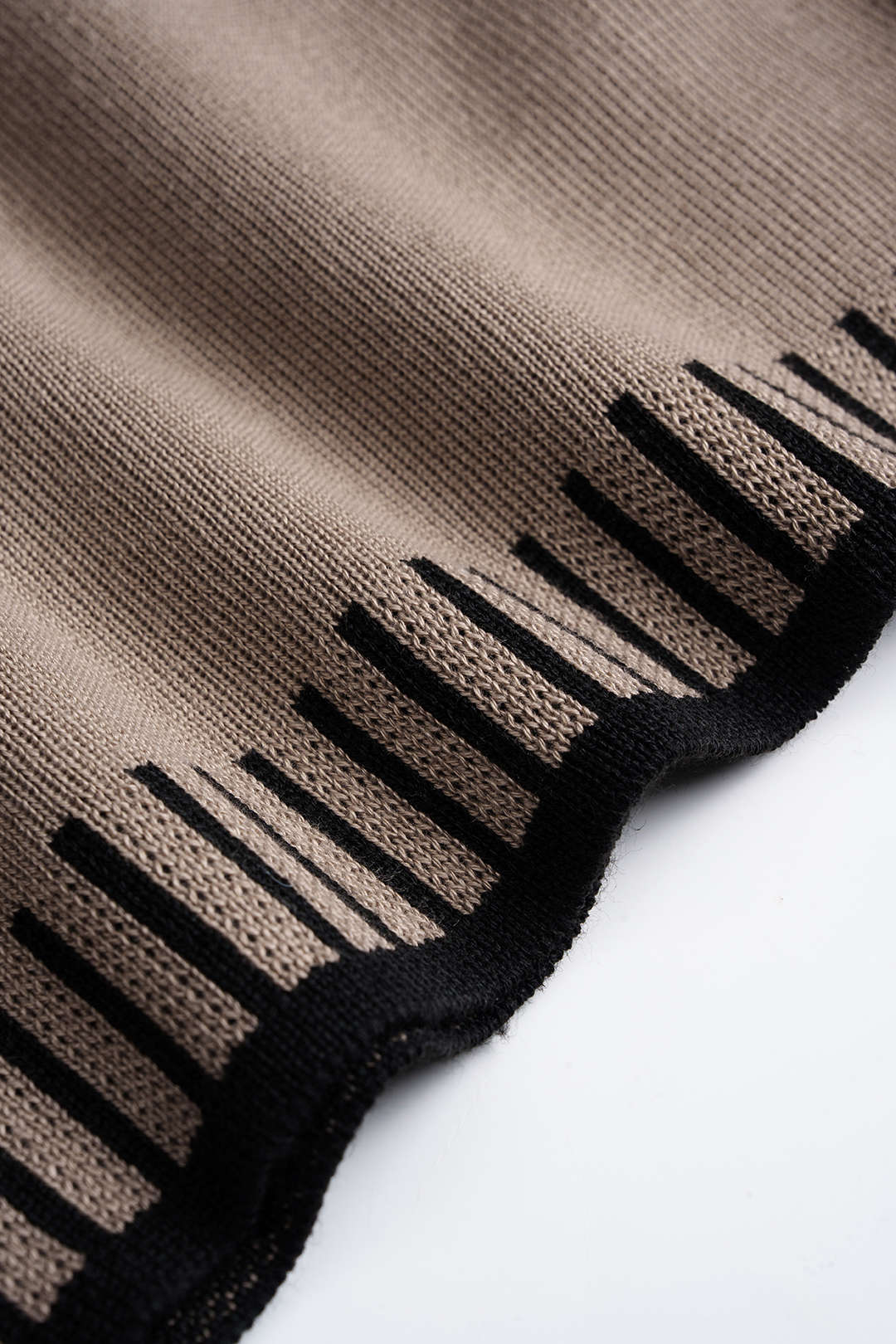 Leocadie knit set, close-up of the blanket-stitch trim