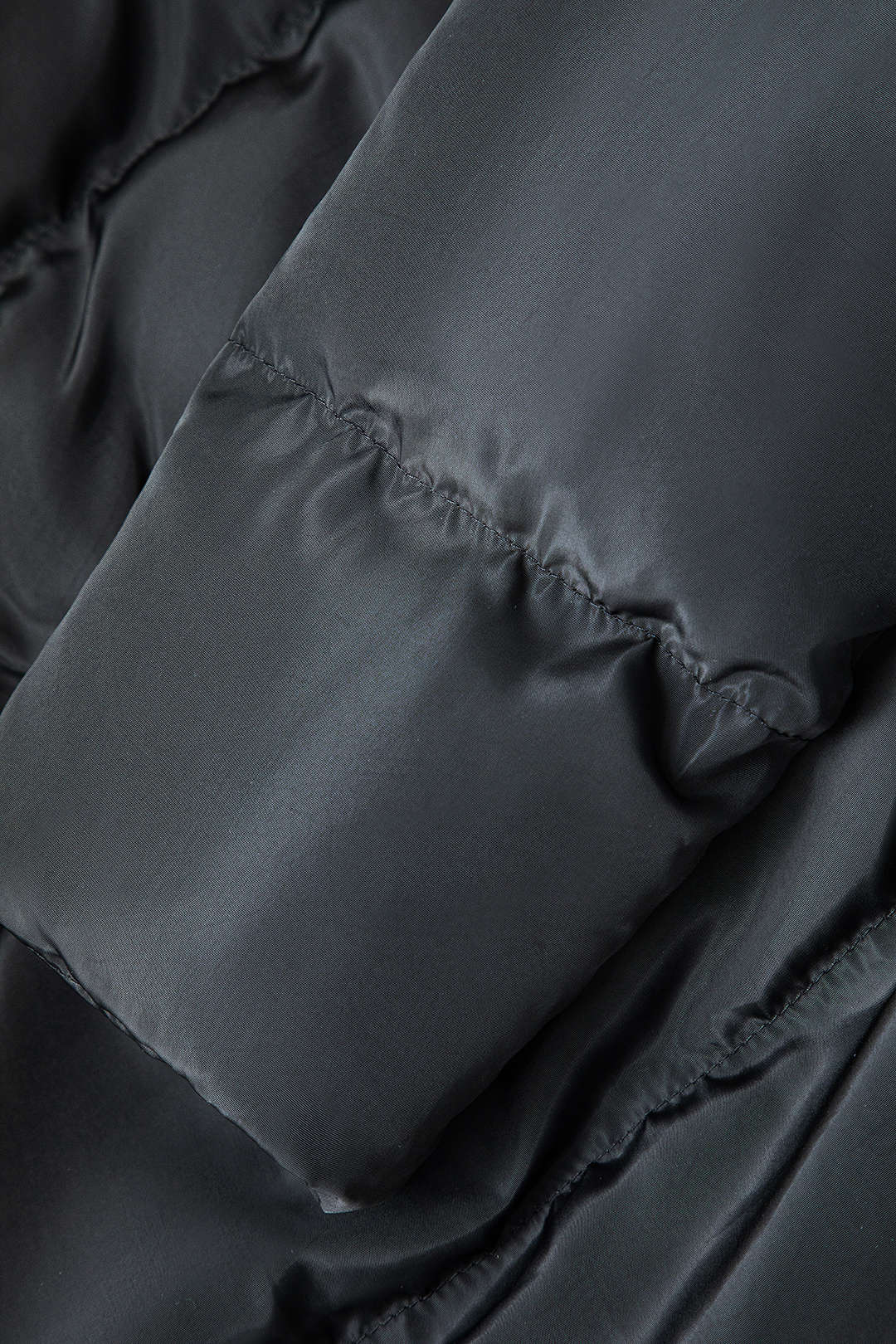 Maelle black quilted jacket, close-up of the quilted sleeve