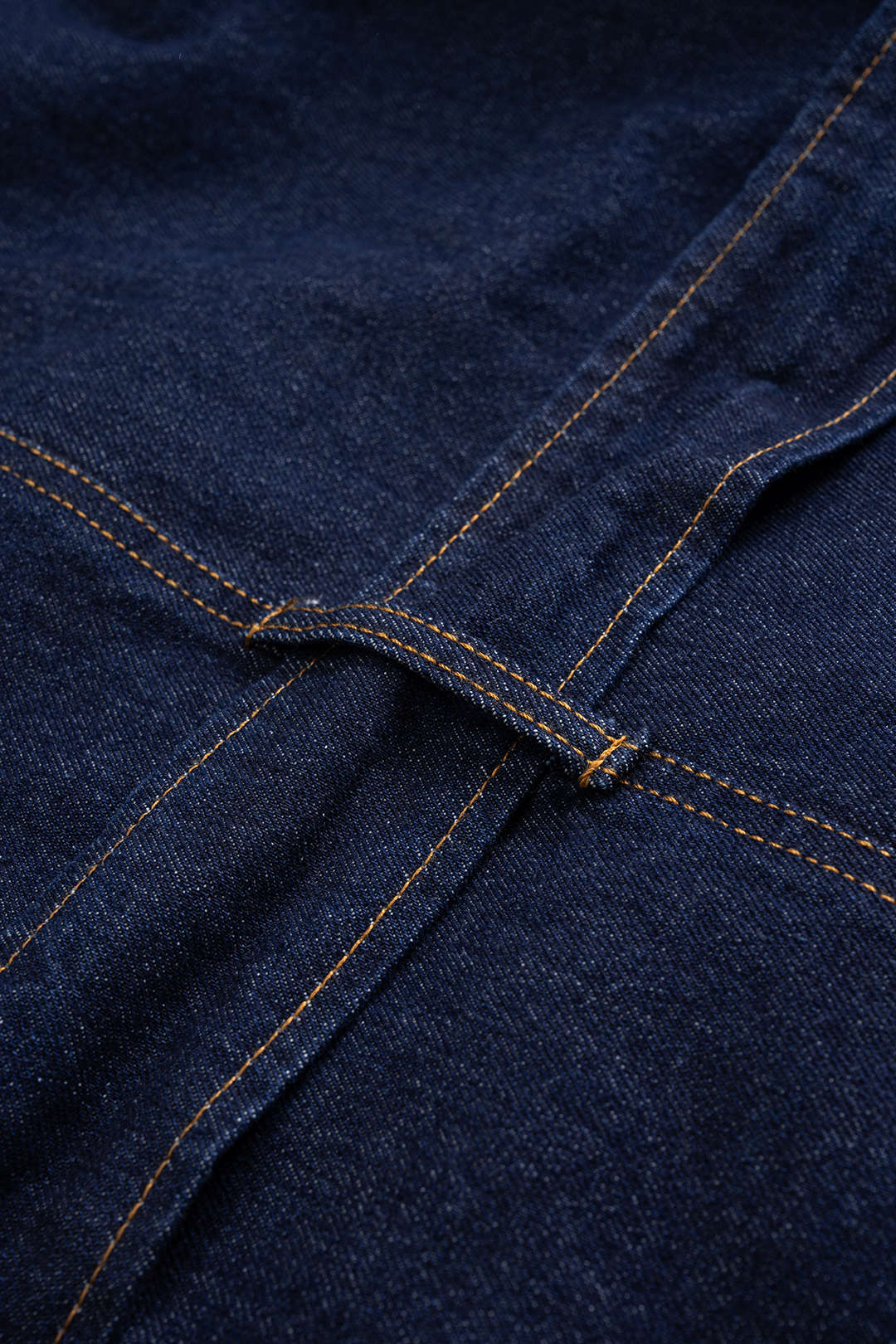 Rachelle blue wide-lapel jacket, close-up of the belt loop and seam