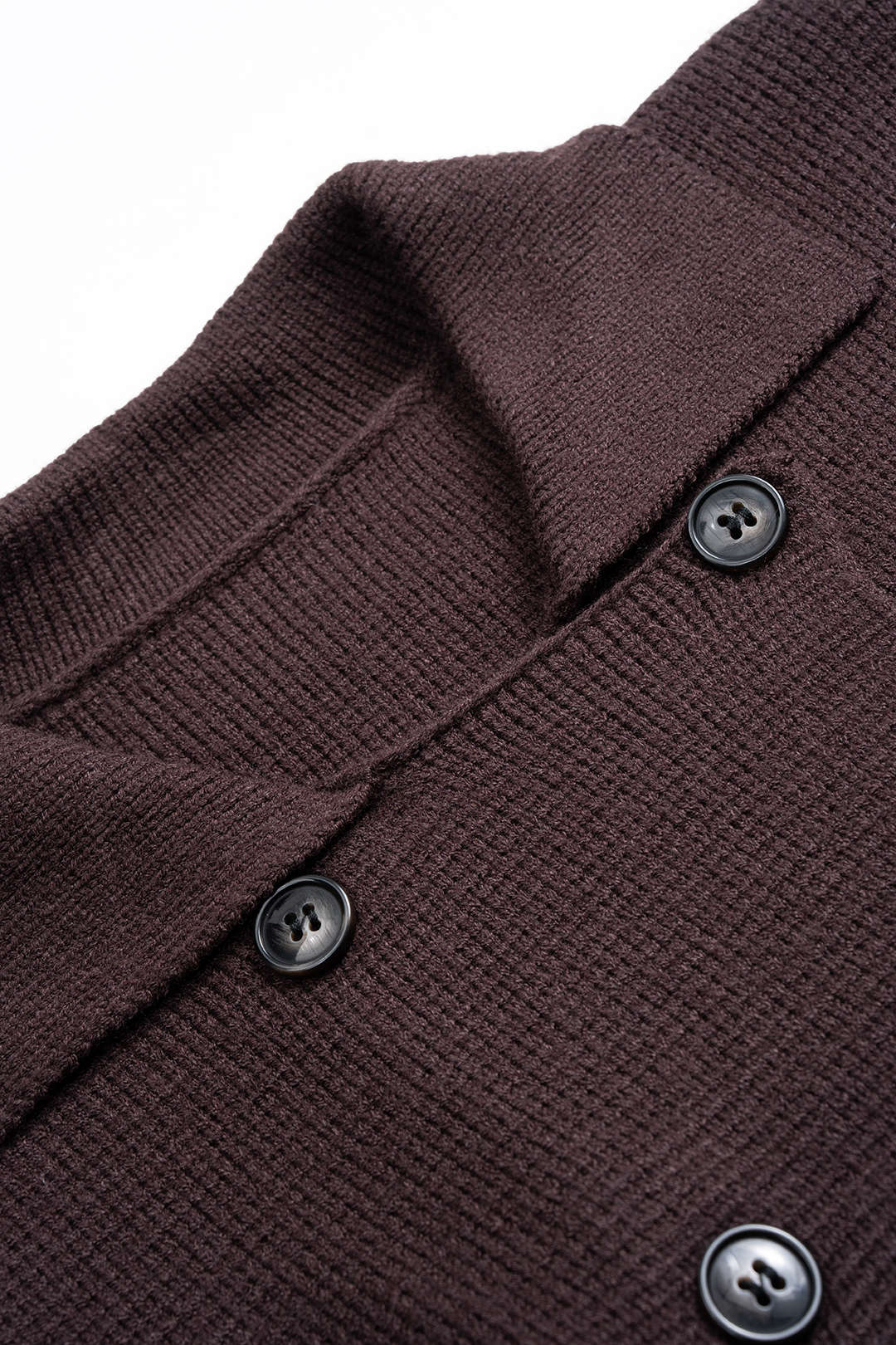 Regine coffee cardigan, close-up of the ribbed collar and two rows of buttons