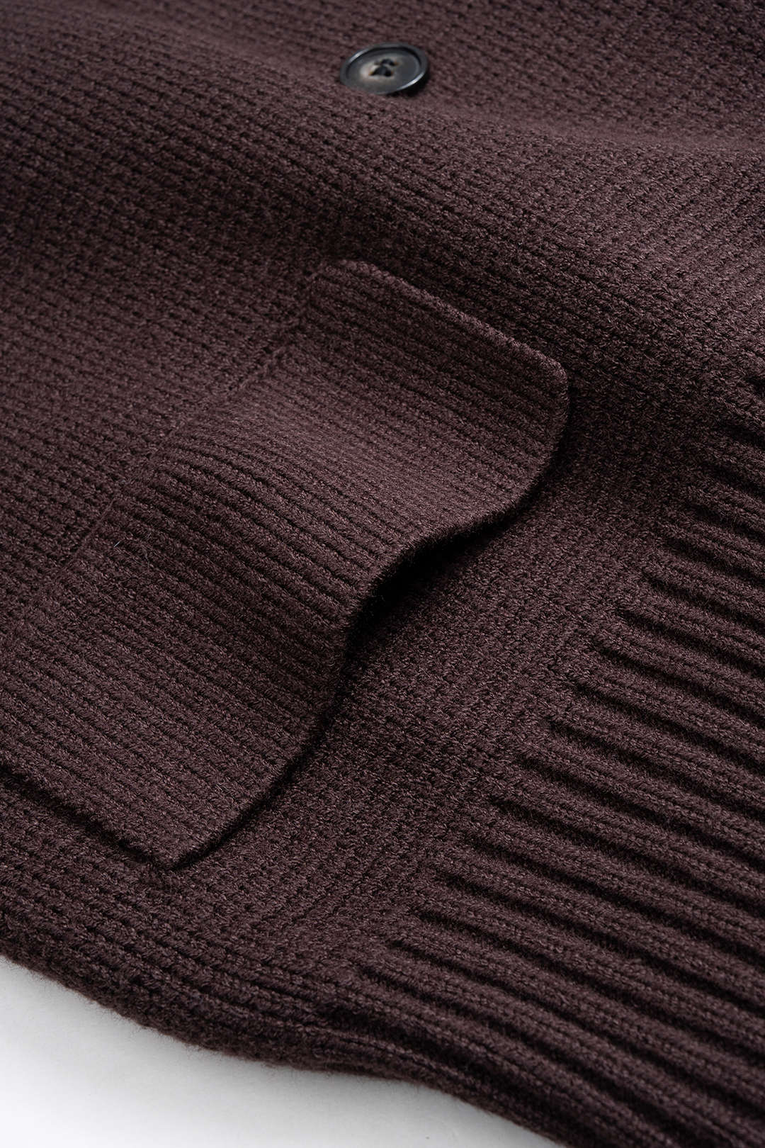 Regine coffee cardigan, close-up of the flap pocket and ribbed hem