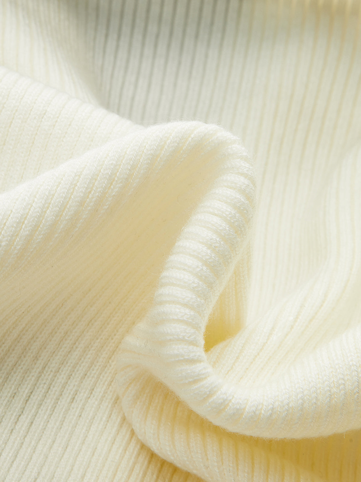 Sylvette cream and blue sweater, close-up of the fine vertical rib knit
