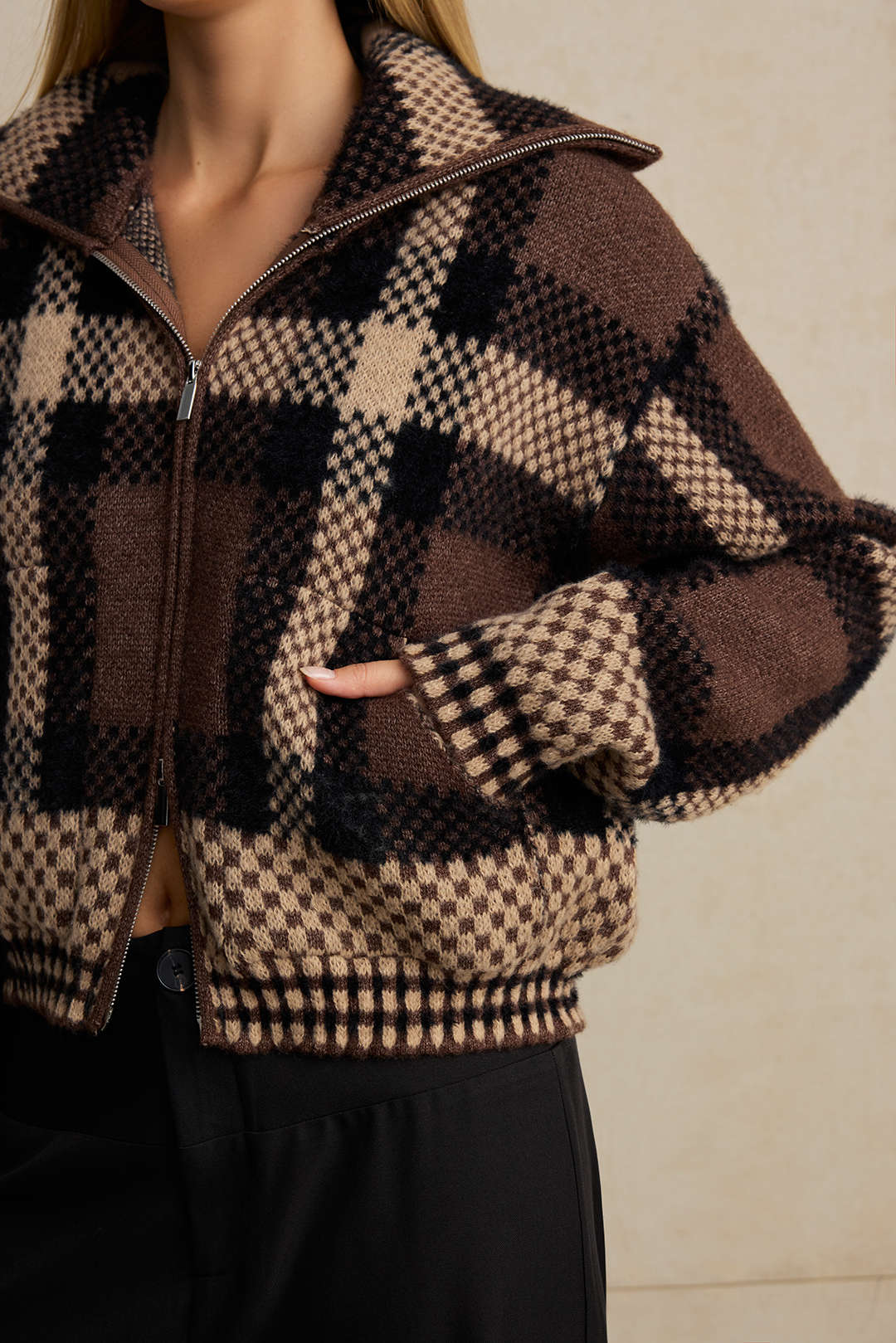 Yolande plaid cropped cardigan, close-up of the zip, pocket and check cuff